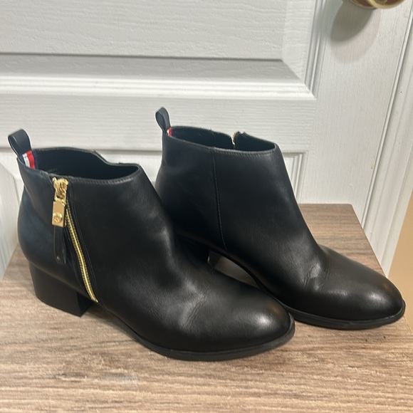 TOMMY HILFIGER WOMEN REZIN 2 FASHION ANKLE BOOTS SIDE ZIPPER SQUARE HEELS 8M - Picture 3 of 9
